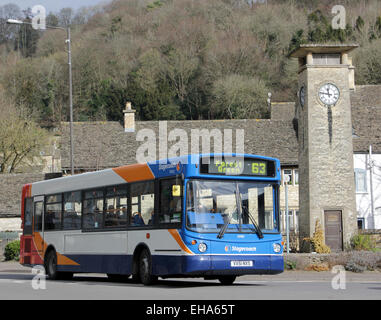 Nailsworth est une petite ville située dans le sud de la région des Cotswolds et le seul transport public est assuré par des autobus. C'est le no 63. Banque D'Images