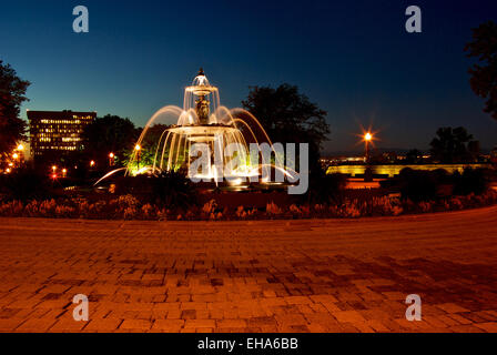 La Fontaine de Tourny devant l'Assemblée législative de la ville de Québec dans la nuit Banque D'Images