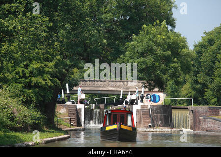 L'écluse n° 31 de la vol Hatton et laid Pont sur le Grand Union Canal près de Warwick Banque D'Images