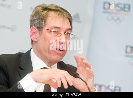 Neu-Isenburg, Allemagne. Mar 10, 2015. Bernhard Schwank, membre du conseil de la Confédération allemande des sports olympiques (Deutscher Olympischer Sportbund, DOSB), prend la parole lors d'une conférence de presse avec le Conseil exécutif DOSB à Neu-Isenburg, Allemagne, 10 mars 2015. La DOSB a présenté les résultats d'un sondage d'opinion dans les deux villes candidates pour les Jeux Olympiques d'été de 2024, Berlin et Hambourg. Photo : Christoph Schmidt/dpa/Alamy Live News Banque D'Images