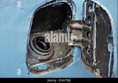 Détail d'un bouchon de réservoir de carburant d'une voiture bleu abandonné d'ordure Banque D'Images