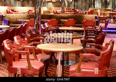 Tables et chaises en cuir rouge Banque D'Images