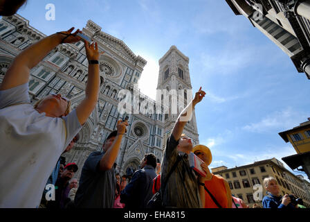 Portrait d'une foule des touristes d'admirer la cathédrale Duomo, Florence, Italie Banque D'Images