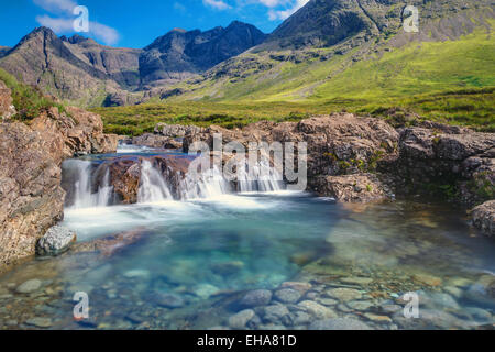 Une petite cascade au conte de piscines sur l'île de Skye, Écosse Banque D'Images