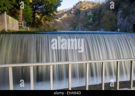 Fiche de l'écoulement de l'eau spectaculaire cascade plus Banque D'Images