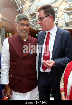 Berlin, Allemagne. Mar 10, 2015. La Lauréate du Prix Nobel indien Kailash Satyarthi (L) et le ministre allemand de la coopération économique et du développement Gerd Mueller (CSU) assister à la "Conférence sur les normes environnementales et sociales dans la chaîne d' à Berlin, Allemagne, 10 mars 2015. Photo : Wolfgang Kumm/dpa/Alamy Live News Banque D'Images