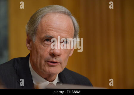 Washington, DC, USA. Mar 10, 2015. La sénateur THOMAS CARPER, D-DE, parle comme le Comité sénatorial des finances tient une audience sur la refonte du code des impôts. Crédit : Jay Egelsbach/ZUMA/Alamy Fil Live News Banque D'Images