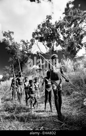 Groupe d'autochtones de la randonnée dans la brousse, Territoire du Nord, Australie Banque D'Images