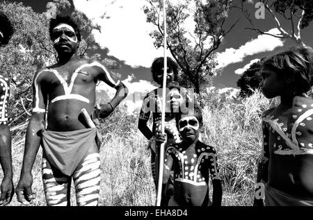 Groupe d'autochtones de la randonnée dans la brousse, Territoire du Nord, Australie Banque D'Images