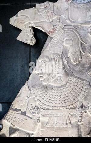 Tablette avec bas-relief souverain Maya Ahkal Mo' Nahb' portant la coiffure avec image de macaw (mo') musée Archéologique Palenque Banque D'Images