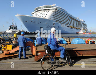 Papenburg, Allemagne. Mar 10, 2015. L'achèvement récent de croisière 'hymne de la mer" est sortie du port de la Mayer chantier de Papenburg, Allemagne, 10 mars 2015, début de sa prestation le grand voyage de la mer du Nord. Le bateau de croisière est 348 m de long et 41,1 m de large et peut contenir 4188 passagers, ce qui en fait l'un des plus grands navires de passagers jamais construit en Allemagne. L 'Hymne National" devrait être livré à la compagnie maritime Royal Caribbean-nous à la fin d'avril. Photo : Ingo Wagner/dpa/Alamy Live News Banque D'Images