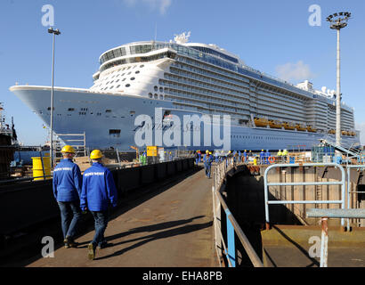 Papenburg, Allemagne. Mar 10, 2015. L'achèvement récent de croisière 'hymne de la mer" est sortie du port de la Mayer chantier de Papenburg, Allemagne, 10 mars 2015, début de sa prestation le grand voyage de la mer du Nord. Le bateau de croisière est 348 m de long et 41,1 m de large et peut contenir 4188 passagers, ce qui en fait l'un des plus grands navires de passagers jamais construit en Allemagne. L 'Hymne National" devrait être livré à la compagnie maritime Royal Caribbean-nous à la fin d'avril. PHOTO : INGO WAGNER/dpa/Alamy Live News Banque D'Images