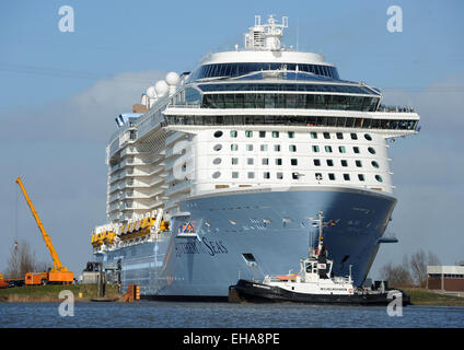 Papenburg, Allemagne. Mar 10, 2015. L'achèvement récent de croisière 'hymne de la mer" est sortie du port de la Mayer chantier de Papenburg, Allemagne, 10 mars 2015, début de sa prestation le grand voyage de la mer du Nord. Le bateau de croisière est 348 m de long et 41,1 m de large et peut contenir 4188 passagers, ce qui en fait l'un des plus grands navires de passagers jamais construit en Allemagne. L 'Hymne National" devrait être livré à la compagnie maritime Royal Caribbean-nous à la fin d'avril. PHOTO : INGO WAGNER/dpa/Alamy Live News Banque D'Images