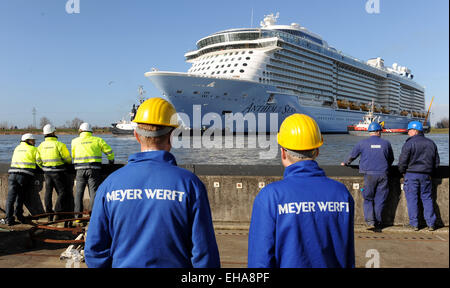 Papenburg, Allemagne. Mar 10, 2015. L'achèvement récent de croisière 'hymne de la mer" est sortie du port de la Mayer chantier de Papenburg, Allemagne, 10 mars 2015, début de sa prestation le grand voyage de la mer du Nord. Le bateau de croisière est 348 m de long et 41,1 m de large et peut contenir 4188 passagers, ce qui en fait l'un des plus grands navires de passagers jamais construit en Allemagne. L 'Hymne National" devrait être livré à la compagnie maritime Royal Caribbean-nous à la fin d'avril. Photo : Ingo Wagner/dpa/Alamy Live News Banque D'Images