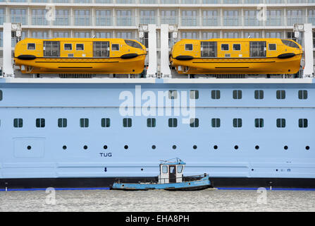 Papenburg, Allemagne. Mar 10, 2015. L'achèvement récent de croisière 'hymne de la mer" est en préparation pour sa livraison sur la mer du Nord à la Mayer Chantiers de Papenburg, Allemagne, 10 mars 2015. Le bateau de croisière est 348 m de long et 41,1 m de large et peut contenir 4188 passagers, ce qui en fait l'un des plus grands navires de passagers jamais construit en Allemagne. L 'Hymne National" devrait être livré à la compagnie maritime Royal Caribbean-nous à la fin d'avril. PHOTO : INGO WAGNER/dpa/Alamy Live News Banque D'Images