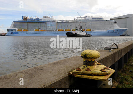 Papenburg, Allemagne. Mar 10, 2015. L'achèvement récent de croisière 'hymne de la mer" est en préparation pour sa livraison sur la mer du Nord à la Mayer Chantiers de Papenburg, Allemagne, 10 mars 2015. Le bateau de croisière est 348 m de long et 41,1 m de large et peut contenir 4188 passagers, ce qui en fait l'un des plus grands navires de passagers jamais construit en Allemagne. L 'Hymne National" devrait être livré à la compagnie maritime Royal Caribbean-nous à la fin d'avril. PHOTO : INGO WAGNER/dpa/Alamy Live News Banque D'Images