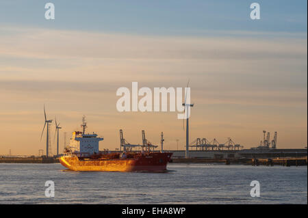 Pétrolier 'summer' passant en aval sur la tamise vu de Gravesend. Banque D'Images