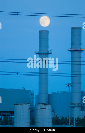 La lune scintille dans la chaleur d'échappement du gaz Centrale électrique à Damhead Creek Power Station Hoo North kent Banque D'Images