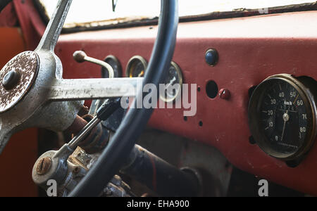 Intérieur de l'autobus anciens, vue sur volant et table de contrôle. Banque D'Images