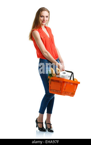 Young caucasian woman avec un assortiment de produits d'épicerie au panier isolé sur fond blanc Banque D'Images