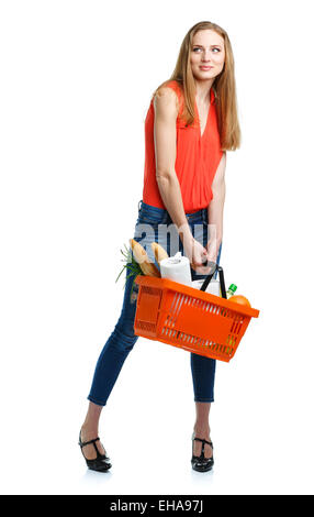 Young caucasian woman avec un assortiment de produits d'épicerie au panier isolé sur fond blanc Banque D'Images