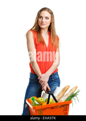 Young caucasian woman avec un assortiment de produits d'épicerie au panier isolé sur fond blanc Banque D'Images