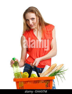 Young caucasian woman avec un assortiment de produits d'épicerie au panier isolé sur fond blanc Banque D'Images