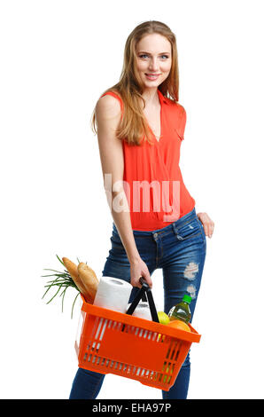 Young caucasian woman avec un assortiment de produits d'épicerie au panier isolé sur fond blanc Banque D'Images