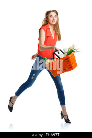 Young caucasian woman avec un assortiment de produits d'épicerie au panier isolé sur fond blanc Banque D'Images