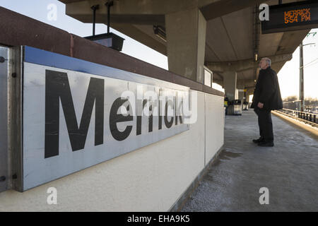 Merrick, New York, USA. Mar 9, 2015. Un homme attend sur la plate-forme surélevée de la Long Island Rail Road Merrick LIRR Station, une partie de la direction générale de la Babylone, à 5 h 54, au plus fort de la soirée, la navette, le premier trajet en semaine après l'heure d'été a commencé. Credit : Ann Parry/ZUMA/Alamy Fil Live News Banque D'Images