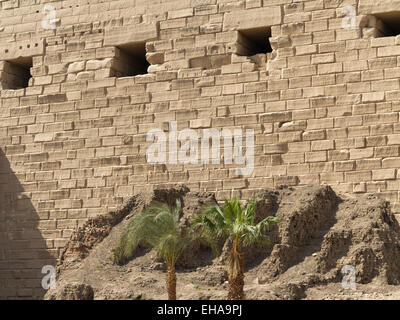 Des rampe derrière le Premier pylône du Temple d'Amon à Karnak, Louxor Égypte Banque D'Images