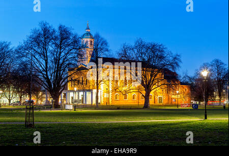 L'église Holy Trinity à Clapham Common nuit London UK Banque D'Images