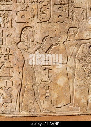 Reliefs à l'intérieur de la chapelle rouge de la reine Hatchepsout dans le musée en plein air de Karnak Louxor en Égypte Banque D'Images