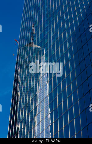 Le One World Trade Center La Tour de la liberté reflète dans la vitre d'un immeuble de bureaux Financial District New York City Banque D'Images