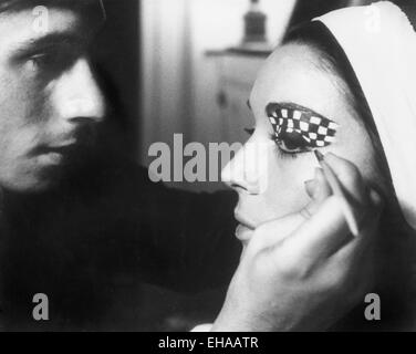 Elsa Martinelli, maquillage appliqué sur-ensemble du film 'La dixième victime" (aka La Decima Vittima), 1965 Banque D'Images