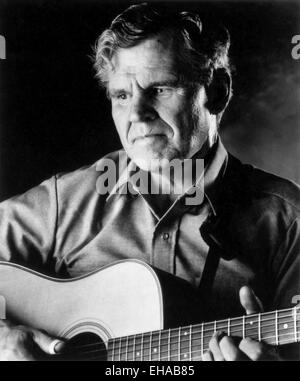 Doc Watson, Portrait avec guitare, vers 1986 Banque D'Images
