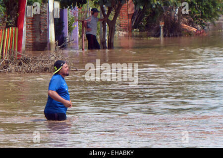 Tucuman, Argentine. Mar 10, 2015. Un homme marche dans une rue inondée à Villa de médinas, l'Argentine, le 10 mars 2015. Credit : Julio Pantoja/TELAM/Xinhua/Alamy Live News Banque D'Images