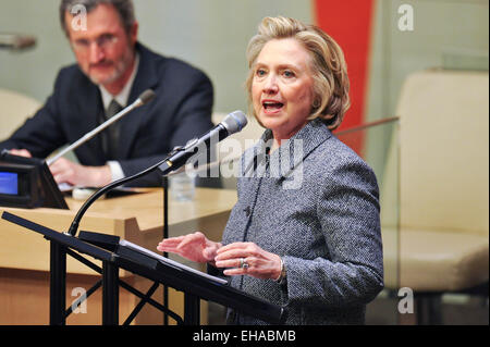 New York, USA. 10 mars, 2015. Potentiel : les partenaires d'affaires pour l'égalité". Mar 10, 2015. L'ex-secrétaire d'État américaine Hillary Clinton parle au cours de l'assemblée annuelle de l'autonomisation des femmes, intitulé "Principes cas potentiel illimité : Entreprises Partenaires pour l'égalité', au siège des Nations Unies à New York le 10 mars 2015. Credit : Niu Xiaolei/Xinhua/Alamy Live News Banque D'Images