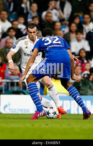 Madrid, Espagne. 10 mars, 2015. Uefa Champions League football. Real Madrid contre le FC Schalke. Le milieu de terrain Gareth Bale du Real Madrid prend Joel Matip défenseur de Schalke 04 : Crédit d'Action Plus de Sports/Alamy Live News Banque D'Images