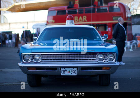 Royaume-uni, Londres : une réplique de voiture de police américaine est photographié sur l'affichage à une voiture classique boot sale dans le Southbank à Londres le 16 mars 2014. Les gens vendent des objets antiques de l'arrière de la voiture classique. Banque D'Images