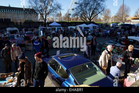 Royaume-uni, Londres : magazines anciens affichés sur un capot de voiture sont photographiés à une voiture classique boot sale dans le Southbank à Londres le 16 mars 2014. Les gens vendent des objets antiques de l'arrière de la voiture classique. Banque D'Images