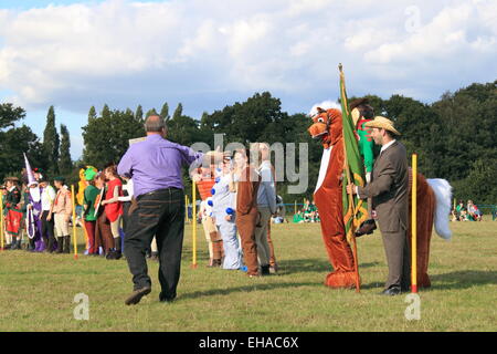 Officers' fancy dress course de relais, l'Association Gymkhana 2014 Rangers, bestiaux, Hampton Court, Surrey, Angleterre, Royaume-Uni, Europe Banque D'Images