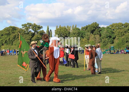 Officers' fancy dress course de relais, l'Association Gymkhana 2014 Rangers, bestiaux, Hampton Court, Surrey, Angleterre, Royaume-Uni, Europe Banque D'Images