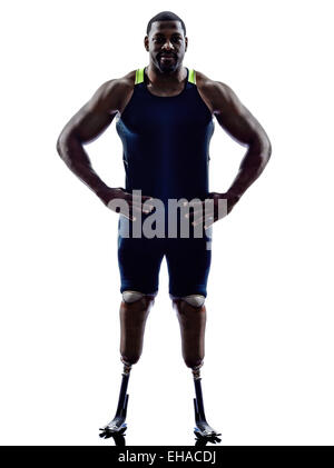 Un homme handicapé ossature musculaire sprinters debout avec les jambes en silhouette prothèse sur fond blanc Banque D'Images