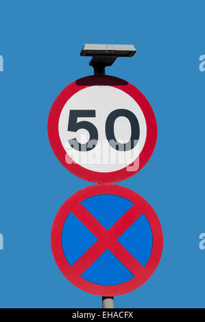 50mph vitesse limite signe et signe de prolongement dégagé en milieu urbain Banque D'Images