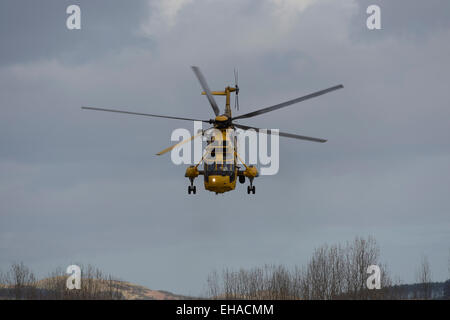 L'Hôpital général de frontières, Melrose, UK. 10 mars, 2015. RAF Search & Rescue Helicopter RAF XZ590 Sea King quitte l'Hôpital général de frontières, Melrose. L'hélicoptère SAR est basé à RAF Boulmer dans le Northumberland. Crédit : Rob Gray/Alamy Live News Banque D'Images