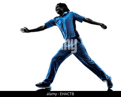 Joueur de Cricket pitcher en silhouette ombre sur fond blanc Banque D'Images