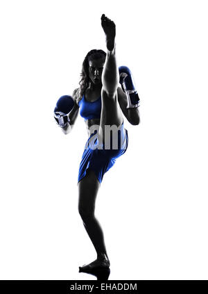 Une femme de kickboxing boxe boxeur en silhouette isolé sur fond blanc Banque D'Images