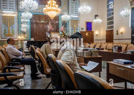 Les juifs prient à Roch Hachana, Nouvel an juif, dans Yusef Abad Synagogue, l'un des plus grands dans le nord de Téhéran, Iran Banque D'Images