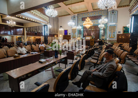 Les juifs prient à Roch Hachana, Nouvel an juif, dans Yusef Abad Synagogue, l'un des plus grands dans le nord de Téhéran, Iran Banque D'Images